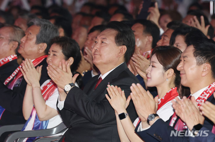 [서울=뉴시스] 홍효식 기자 = 윤석열 대통령이 28일 서울 중구 장충체육관에서 열린 한국자유총연맹 창립 제69주년 기념식에서 박수치고 있다. (대통령실통신사진기자단) 2023.06.28. yesphoto@newsis.com