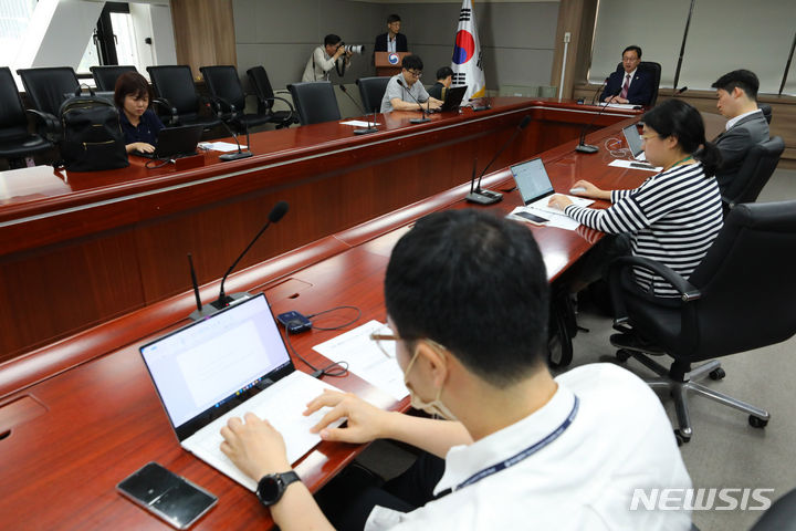 [서울=뉴시스] 배훈식 기자 = 정승윤 국민권익위원회 부패방지부위원장이 28일 오후 서울 종로구 정부서울청사에서 선거관리위원회 채용실태 전수 조사 관련 긴급 기자회견을 하고 있다. 2023.06.28. dahora83@newsis.com