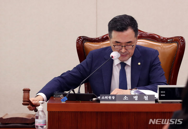 [서울=뉴시스] 이영환 기자 = 소병철 법제사법위원회 법안심사제1소위원장이 28일 오후 서울 여의도 국회에서 열린 법안심사제1소위원회에서 안건을 상정하고 있다. 이날 법안심사제1소위원회는 출생통보제 도입을 위한 가족관계의 등록 등에 관한 법률 일부개정법률안을 심사한다. 2023.06.28. 20hwan@newsis.com