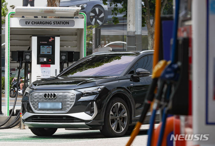 [서울=뉴시스] 황준선 기자 = 서울 시내 한 주유소에 설치된 전기차 충전기의 모습. 2023.06.28. hwang@newsis.com