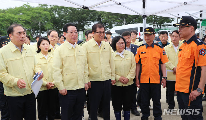 [함평=뉴시스] 이창우 기자=김영록 전남도지사(앞줄 왼쪽 세 번째)가 28일 오후 집중호우로 인해 피해를 입은 함평군 학교면 함평군재난안전대책본부를 방문, 이정현 함평소방서장으로부터 엄다면 실종자 수색 상황에 대해 설명을 듣고 있다. (사진=전남도 제공) 2023.06.28. photo@newsis.com *재판매 및 DB 금지