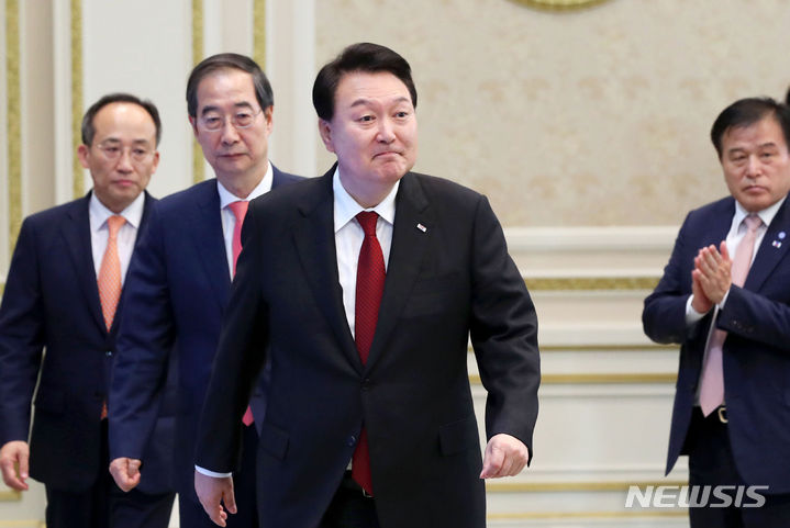 [서울=뉴시스] 홍효식 기자 = 윤석열 대통령이 28일 청와대 영빈관에서 열린 2023 국가재정전략회의에 입장하고 있다. 2023.06.28. yesphoto@newsis.com