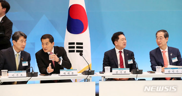 [서울=뉴시스] 홍효식 기자 = 이주호(왼쪽부터) 사회부총리 겸 교육부 장관, 국민의힘 박대출 정책위의장, 김기현 대표, 한덕수 국무총리가 28일 청와대 영빈관에서 열린 2023 국가재정전략회의에 앞서 대화하고 있다. 2023.06.28. yesphoto@newsis.com