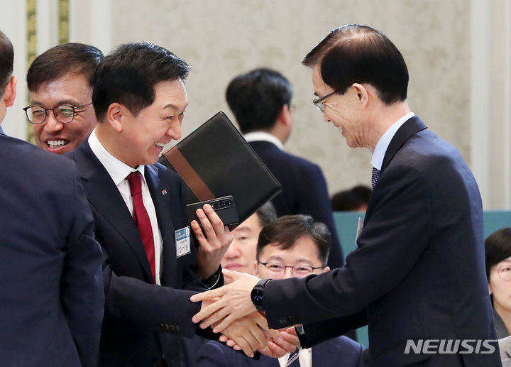 [서울=뉴시스] 홍효식 기자 = 김기현(왼쪽) 국민의힘 대표와 방문규 국무조정실장이 28일 청와대 영빈관에서 열린 2023 국가재정전략회의에 앞서 악수하고 있다. 2023.06.28. yesphoto@newsis.com
