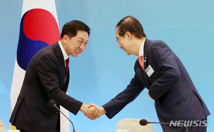 [서울=뉴시스] 홍효식 기자 = 김기현(왼쪽) 국민의힘 대표와 한덕수 국무총리가 28일 청와대 영빈관에서 열린 2023 국가재정전략회의에 앞서 악수하고 있다. 2023.06.28. yesphoto@newsis.com