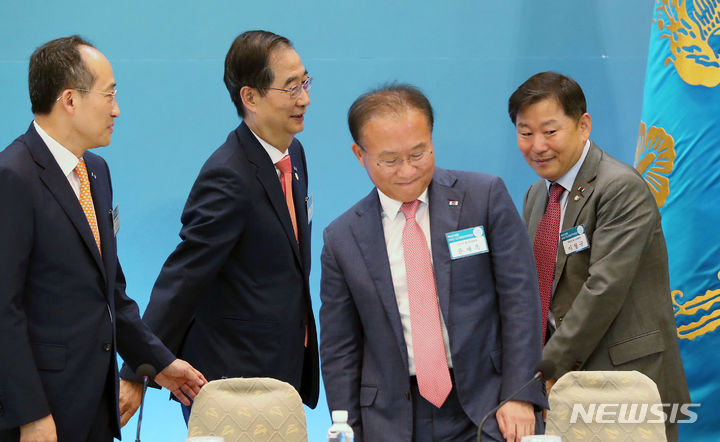 [서울=뉴시스] 홍효식 기자 = 한덕수(왼쪽 두번째) 국무총리가 28일 청와대 영빈관에서 열린 2023 국가재정전략회의에 앞서 국민의힘 윤재옥(왼쪽 세번째부터) 원내대표, 이철규 사무총장 등과 인사한 뒤 이동하고 있다. 2023.06.28. yesphoto@newsis.com