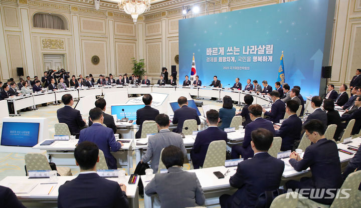 [서울=뉴시스] 홍효식 기자 = 윤석열 대통령이 28일 청와대 영빈관에서 열린 2023 국가재정전략회의에서 발언하고 있다. 2023.06.28. yesphoto@newsis.com