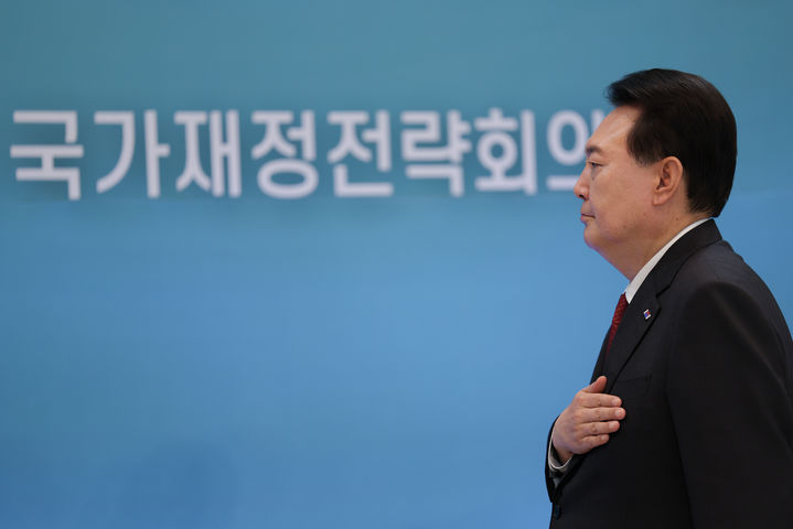 [서울=뉴시스] 윤석열 대통령이 28일 청와대 영빈관에서 열린 '2023 국가재정전략회의'에서 국기에 대한 경례를 하고 있다. (사진=대통령실 제공) 2023.06.28. photo@newsis.com *재판매 및 DB 금지