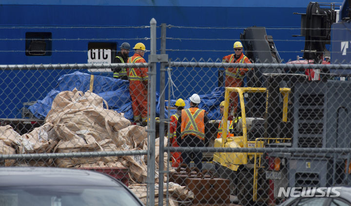 [세인트존스=AP/뉴시스] 28일(현지시각) 캐나다 뉴펀들랜드주 세인트존스의 캐나다 해안경비대 부두에서 타이태닉호 관광 잠수정 '타이탄'의 잔해가 하역되고 있다. 사건을 조사한 미 정부 조사팀이 10일 당시 탑승자들이 구조를 요청한 교신이라며 인터넷에 유포된 내용이 모두 조작된 것이라고 밝혔다. 2024.6.11. 