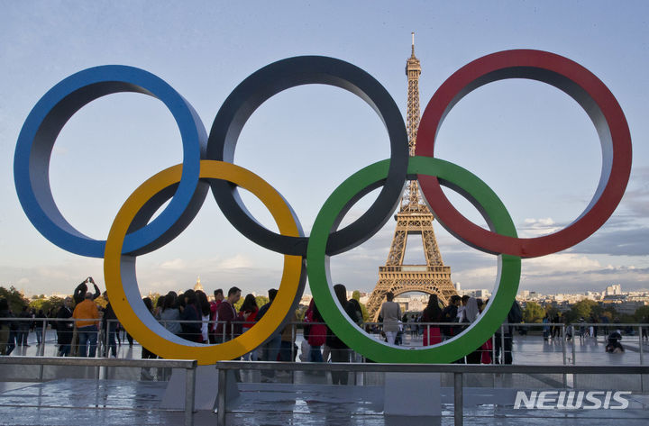 [파리=AP/뉴시스] 토마스 바흐 국제올림픽위원회(IOC) 위원장이 아프리카연합(AU) 인사라고 속인 장난 전화에 다가오는 2024 파리 올림픽을 위한 러시아와 벨라루스 선수 조사 기구 존재를 털어놨다. 사진은 프랑스 수도 파리에 설치된 오륜기의 모습. 2024.04.04.