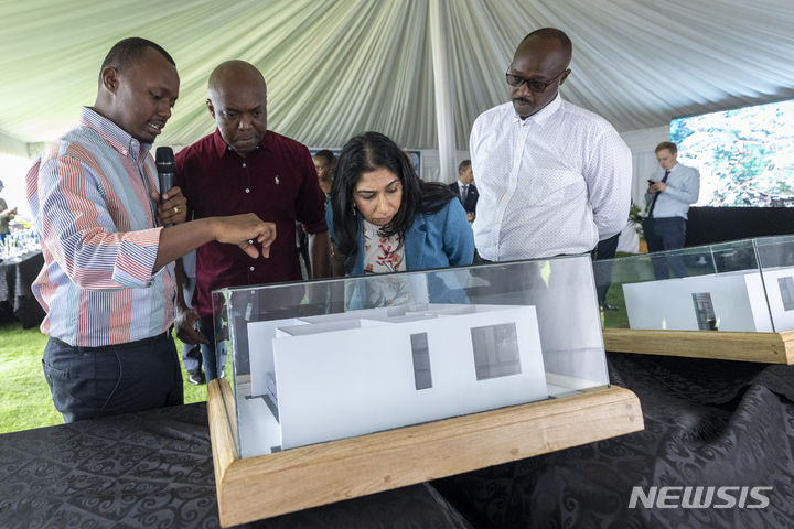 [AP/뉴시스] 29일 영 고등법원은 망명신청자의 르완다 이송 정책을 불법으로 판결했다. 사진은 이 정책을 추진하는 영국의 수엘라 브레이버밴 내무장관일 올 3월 르완다를 방문해 이송해온 이주시도자들의 숙소 건설안을 청취하고 있다. 2023. 06. 29.