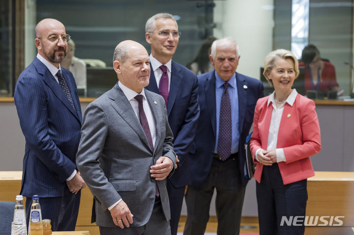 [브뤼셀=AP/뉴시스] 샤를 미셸 유럽연합(EU) 상임의장(왼쪽부터), 올라프 숄츠 독일 총리, 옌스 스톨텐베르그 북대서양조약기구(NATO·나토) 사무총장, 조셉 보렐 EU 외교안보정책 고위대표, 우르줄라 폰데어라이엔 EU 집행위원장이 29일(현지시간) 벨기에 수도 브뤼셀에서 열린 EU 정상회의 원탁회의에서 참석하고 있다. 29~30일 회의 동안 유럽 정상은 우크라이나의 EU와 나토 가입, 이민, 경제 등을 논의한다. 2023.06.30