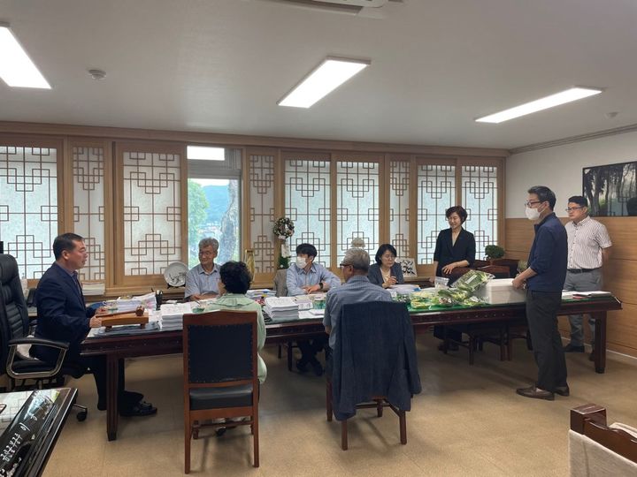 금산군 고향사랑기부제 답례품 선정위원회가 신청된 답례품에 대해 추가 심의를 벌이고 있다. 2023. 06. 29 금산군 *재판매 및 DB 금지