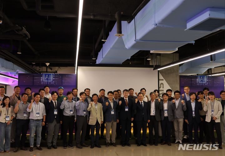 [서울=뉴시스] KGAF(조직위원장 송세경 KAIST 전기및전자공학부 산학협력중점 교수)는 지난 28일 경기 화성 KAIST(카이스트)-동탄 사이언스 허브에서 '한국생성AI파운데이션(KGAF·The Korea Gen AI Foundation) 발대식과 포럼 행사를 열었다고 29일 밝혔다. (사진=KGAF 제공) 2023.06.29. photo@newsis.com