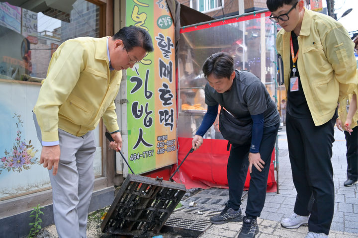 [부산=뉴시스] 28일 부산 동구는 침수 피해 우려지역에 대한 안전점검을 진행하고 있다. (사진=부산 동구청 제공) *재판매 및 DB 금지