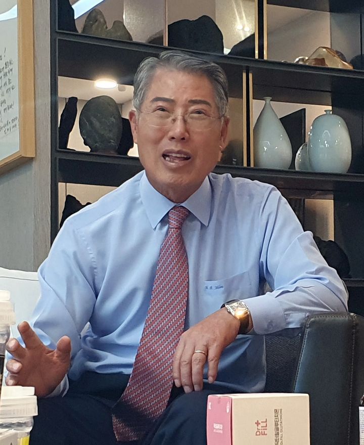 김기봉 군산사회복지장학회 이사장이 자신의 집무실에서 그간 펼쳐왔던 장학사업에 대해 설명하고 있다. 2023.06,29 *재판매 및 DB 금지