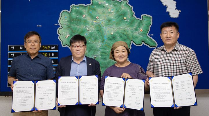 [괴산=뉴시스] 못난이 농산물 생산·유통 업무협약. (사진=괴산군 제공) photo@newsis.com *재판매 및 DB 금지