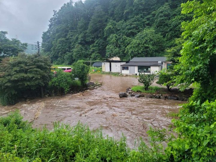 [경북=뉴시스] 29일 오후 6시14분께 경북 예천군 효자면에서 물이 넘쳐 못 나오고 있다는 신고가 접수됐다. (사진 = 경북소방본부 제공) 2023.06.29. photo@newsis.com  *재판매 및 DB 금지