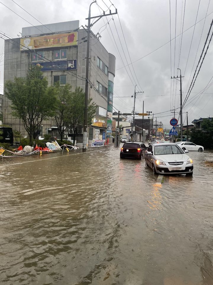 [경북=뉴시스] 29일 오후 경북 영주시에 호우로 인한 도로 침수가 발생했다. (사진 = 경북소방본부 제공) 2023.06.29. photo@newsis.com  *재판매 및 DB 금지