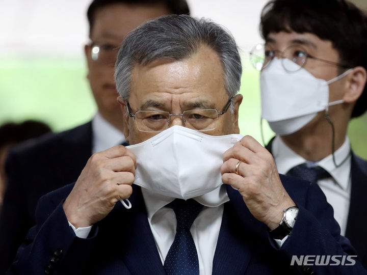 [서울=뉴시스] 김진아 기자 = 대장동 민간 개발업자들을 돕는 대가로 금품을 수수했다는 의혹을 받는 박영수 전 특별검사가 29일 오전 서초구 서울중앙지법에서 열린 구속 전 피의자 심문(영장심사)을 받기 위해 법정으로 향하고 있다. 2023.06.29. bluesoda@newsis.com