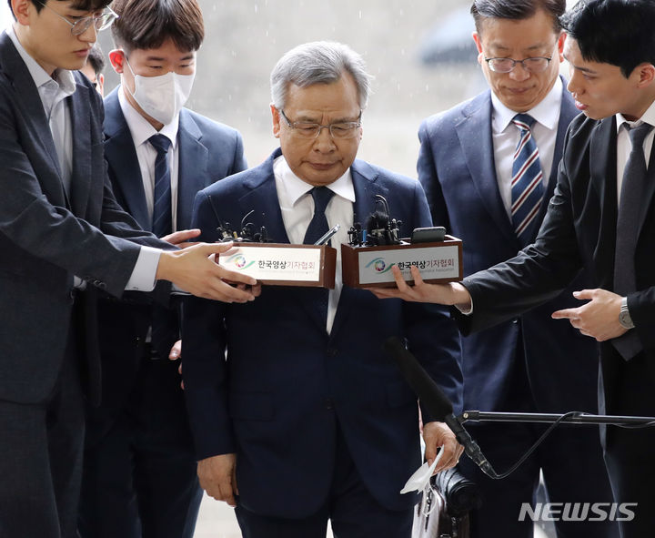 [서울=뉴시스] 김진아 기자 = 대장동 민간 개발업자들을 돕는 대가로 금품을 수수했다는 의혹을 받는 박영수 전 특별검사가 29일 오전 서초구 서울중앙지법에서 열린 구속 전 피의자 심문(영장심사)을 받기 위해 법정으로 향하던 중 취재진 질문을 받고 있다. 2023.06.29. bluesoda@newsis.com