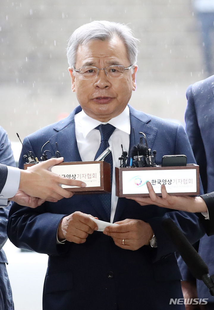 [서울=뉴시스] 김진아 기자 = 대장동 민간 개발업자들을 돕는 대가로 금품을 수수했다는 의혹을 받는 박영수 전 특별검사가 29일 오전 서초구 서울중앙지법에서 열린 구속 전 피의자 심문(영장심사)을 받기 위해 법정으로 향하던 중 취재진 질문에 답하고 있다. 2023.06.29. bluesoda@newsis.com