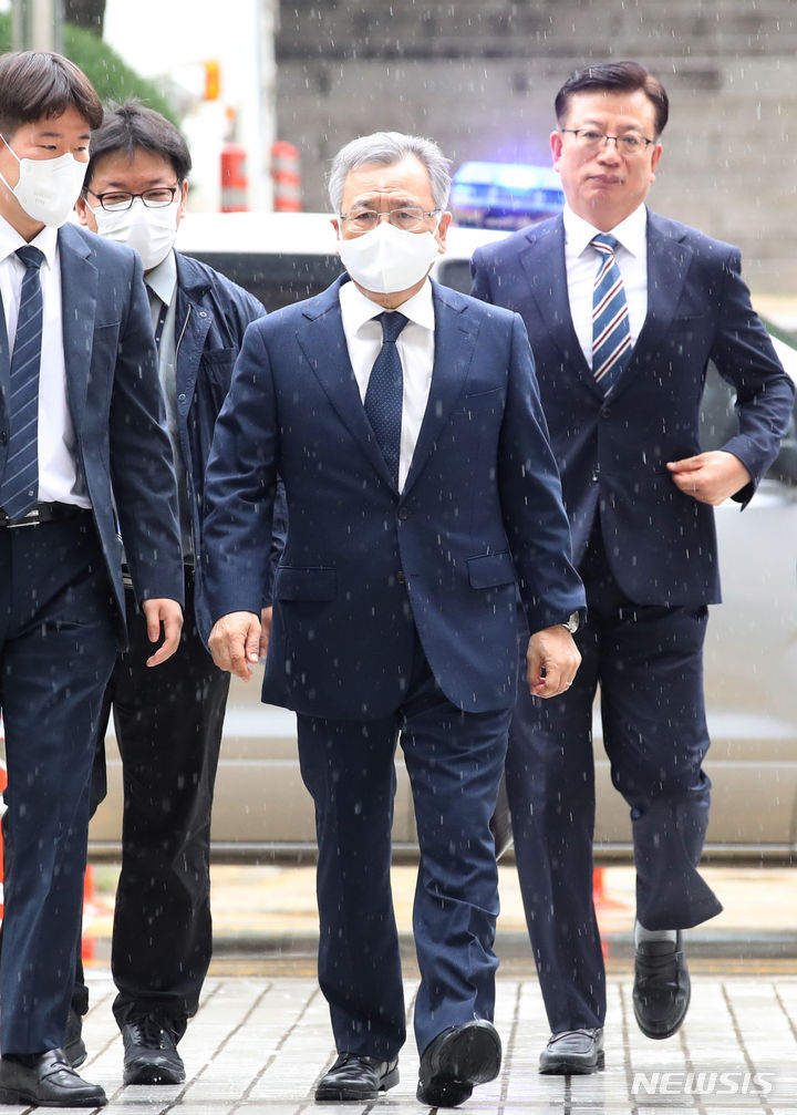 [서울=뉴시스] 김진아 기자 = 대장동 민간 개발업자들을 돕는 대가로 금품을 수수했다는 의혹을 받는 박영수 전 특별검사가 29일 오전 서초구 서울중앙지법에서 열린 구속 전 피의자 심문(영장심사)을 받기 위해 법정으로 향하고 있다. 2023.06.29. bluesoda@newsis.com