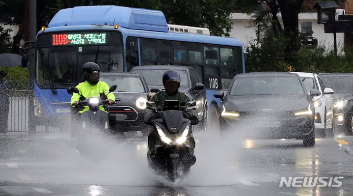 [서울=뉴시스] 최진석 기자 = 전국 곳곳에 장맛비가 내리는 29일 오전 서울 용산구 한 도로를 지나는 오토바이가 물보라를 일으키고 있다. 2023.06.29. myjs@newsis.com