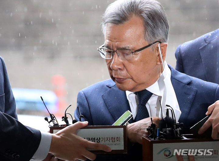 [서울=뉴시스] 김진아 기자 = 대장동 민간 개발업자들을 돕는 대가로 금품을 수수했다는 의혹을 받는 박영수 전 특별검사가 29일 오전 서초구 서울중앙지법에서 열린 구속 전 피의자 심문(영장심사)을 받기 위해 법정으로 향하던 중 취재진 질문을 받고 있다. 2023.06.29. bluesoda@newsis.com