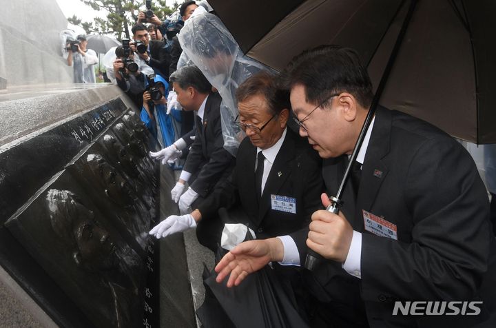 [평택=뉴시스] 김종택 기자 = 29일 경기 평택시 해군 제2함대사령부에서 열린 '제2연평해전 승전 21주년 기념식'에서 이재명 더불어민주당 대표가 해전 영웅들의 얼굴 부조상을 어루만지고 있다. (공동취재사진) 2023.06.29. photo@newsis.com