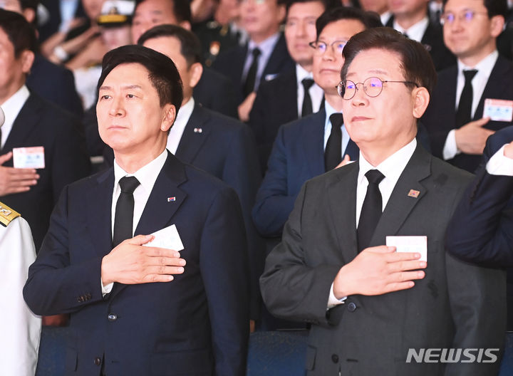 [평택=뉴시스] 김종택 기자 = 김기현 국민의힘 대표와 이재명 더불어민주당 대표가 29일 오전 경기도 평택시 해군 제2함대사령부에서 열린 '제2연평해전 승전 21주년 기념식'에 참석해 국기에 경례하고 있다. 2023.06.29. jtk@newsis.com