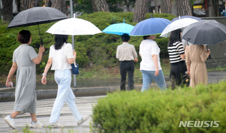 [전주=뉴시스] 김얼 기자 = 다음주(3~9일)는 흐린 날씨를 보이는 가운데 주중엔 전국에, 주말엔 제주에 비가 내릴 것으로 예상된다. 사진은 지난 29일 전북 전주시 효자로에 장맛비가 내리고 있는 모습. 2023.06.29. pmkeul@nwsis.com