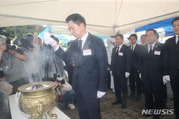 [평택=뉴시스] 김종택 기자 = 김기현 국민의힘 대표가 29일 오전 경기 평택시 해군 2함대 사령부에서 열린 제2연평해전 승전 21주년 기념행사에 참석해 분향하고 있다. (공동취재사진) 2023.06.29. photo@newsis.com
