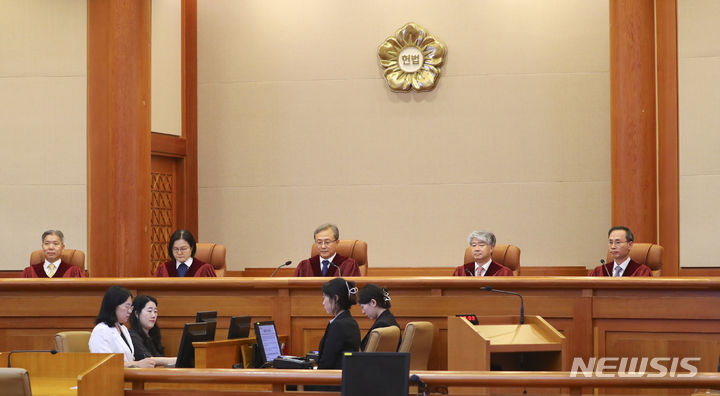 [서울=뉴시스] 최진석 기자 = 임차인이 3기 이상의 차임액에 달하는 차임을 연체할 경우 신규 계약을 거절할 수 있도록 한 법 조항은 헌법에 어긋나지 않는다는 판단이 나왔다. 사진은 유남석 헌법재판소장을 비롯한 헌법재판관들이 지난달 29일 오후 서울 종로구 헌법재판소 대심판정에 배석해 있는 모습. 2023.06.29. myjs@newsis.com