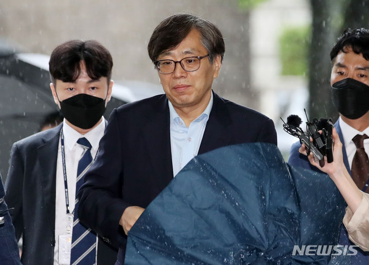 [서울=뉴시스] 김진아 기자 = 대장동 민간 개발업자들을 돕는 대가로 금품을 수수했다는 의혹을 받는 양재식 변호사(전 특검보)가 29일 오후 서울 서초구 서울중앙지법에서 열린 구속 전 피의자 심문(영장심사)을 받기 위해 법정으로 향하고 있다. 2023.06.29. bluesoda@newsis.com.