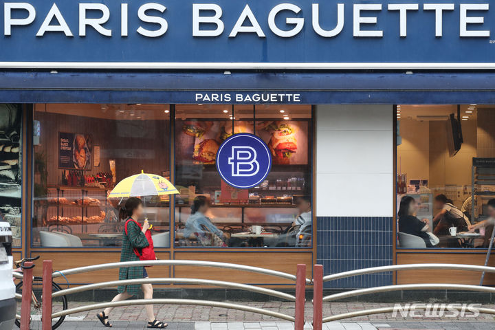 [서울=뉴시스] 권창회 기자 = 파리바게뜨·던킨·SPC삼립 등을 운영하는 SPC가 7월초부터 순차적으로 빵 가격을 인하한다. 인하되는 품목은 식빵류와 크림빵, 바게트 등 30개 품목으로, 평균 인하율은 5%다. 파리바게뜨는 식빵과 바게트를 포함해 총 10종에 대해 각각 100~200원씩 인하한다. 사진은 29일 오후 서울 시내 파리바게뜨. 2023.06.29. kch0523@newsis.com