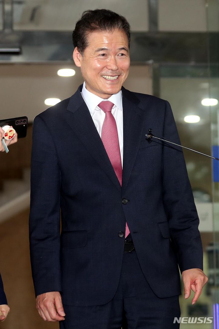 [서울=뉴시스] 조성봉 기자 = 김영호 통일부 장관 후보자가 29일 오후 서울 종로구 통일부 남북회담본부에서 소감을 밝히며 미소짓고 있다. 2023.06.29. suncho21@newsis.com