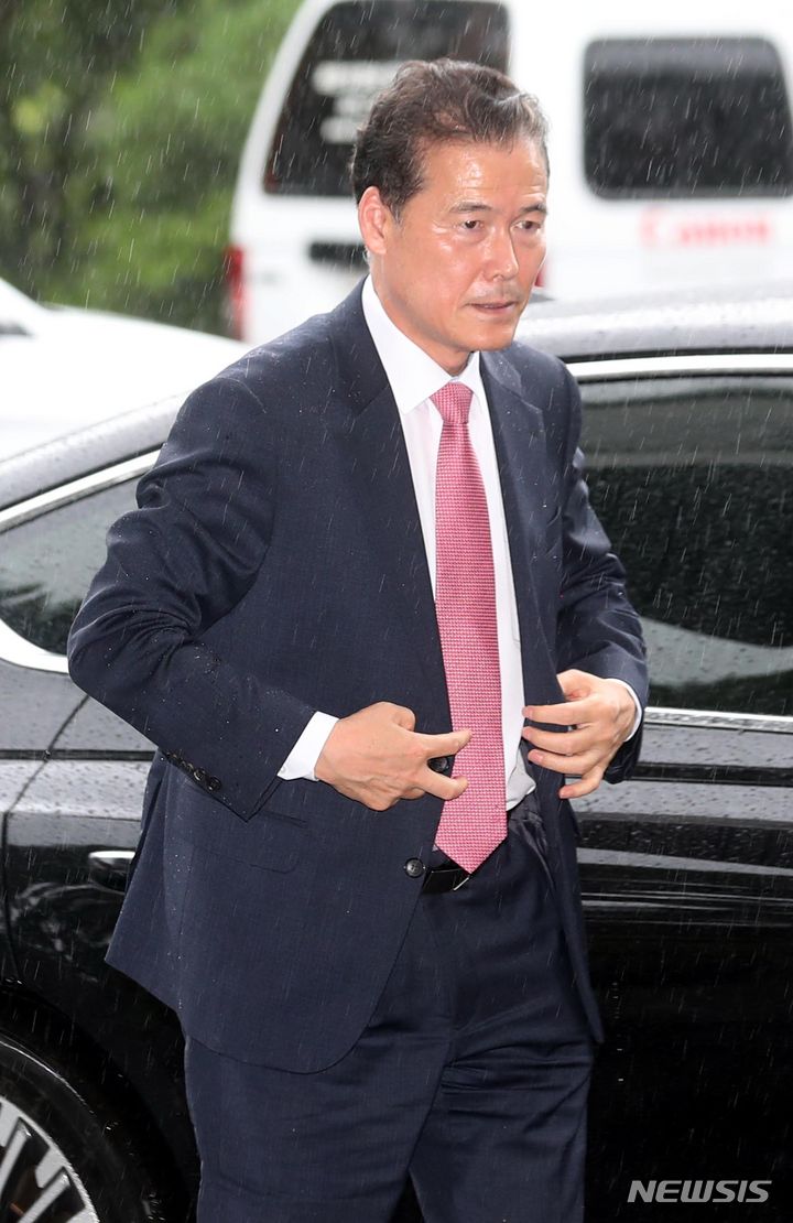 [서울=뉴시스] 조성봉 기자 = 김영호 통일부 장관 후보자가 29일 오후 서울 종로구 통일부 남북회담본부에 도착, 비를 맞으며 차에서 내리고 있다. 2023.06.29. suncho21@newsis.com