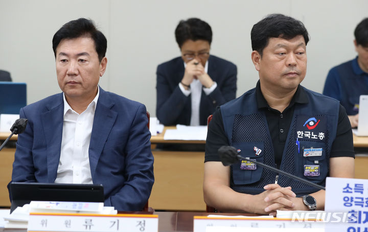 [세종=뉴시스] 강종민 기자 = 지난 29일 정부세종청사에서 열린 최저임금위원회 9차 전원회의에서 류기정 사용자 위원과 류기섭 근로자 위원의 시선이 엇갈리고 있다. 이날 회의에는 지난 27일 구속된 김준영 근로자위원 자리에 김만재 금속노련 위원장을 위촉하는 문제로 퇴장했던 근로자 위원들이 복귀했다. 2023.06.29. ppkjm@newsis.com