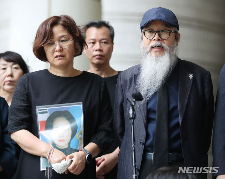 [서울=뉴시스] 김진아 기자 = 공군 내 성폭력 피해자인 고 이예람 중사의 아버지 이주완씨가 지난해 6월29일 오후 서울 서초구 서울중앙지방법원에서 열린 전익수 전 공군 법무실장의 선고 공판을 마친 후 입장을 밝히고 있다. 법원은 이날 고(故) 이예람 중사 사건 수사에 불법 개입한 혐의로 재판에 넘겨진 전익수 전 공군본부 법무실장에게 1심에서 무죄를 선고했다. 2024.07.11. bluesoda@newsis.com