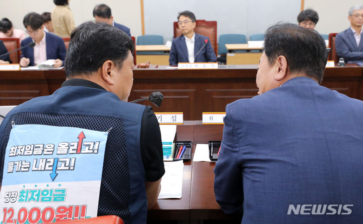 [세종=뉴시스] 강종민 기자 = 29일 정부세종청사에서 열린 최저임금위원회 9차 전원회의에서 류기정 사용자 위원과 류기섭 근로자 위원이 대화하고 있다. 이날 회의에는 지난 27일 구속된 김준영 근로자위원 자리에 김만재 금속노련 위원장을 위촉하는 문제로 퇴장했던 근로자 위원들이 복귀했다. 2023.06.29. ppkjm@newsis.com