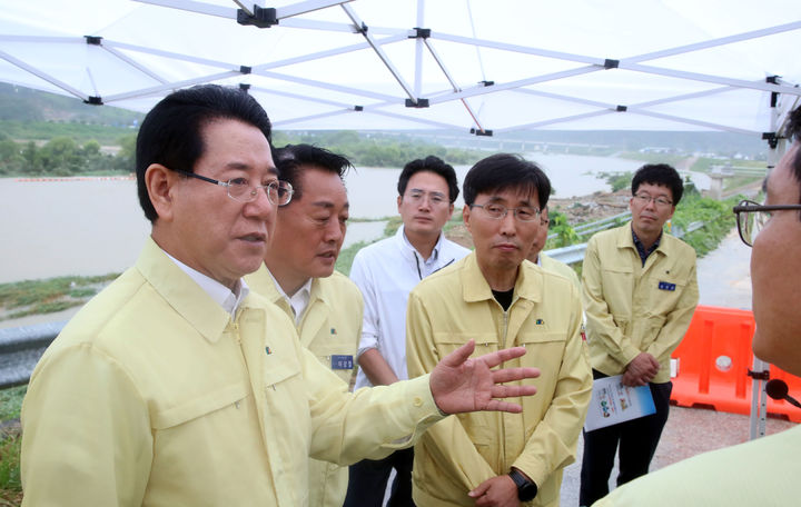 [곡성=뉴시스] 이창우 기자=김영록 전남도지사(왼쪽)가 29일 오후 집중호우 예보에 따라 수해를 입었던 곡성군 제방유실지역(곡성읍 장선리 금곡교) 현장을 방문해 현황을 청취하고 비상상황 발생시 인명피해가 발생하지 않도록 체계적인 대응태세 구축을 당부하고 있다. (사진=전남도 제공) 2023.06.29. photo@newsis.com