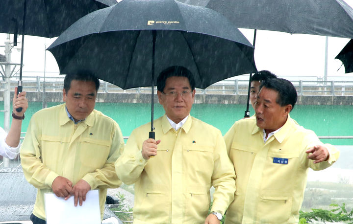 [곡성=뉴시스] 이창우 기자=김영록 전남도지사(왼쪽)가 29일 오후 집중호우 예보에 따라 수해를 입었던 곡성군 제방유실지역(곡성읍 장선리 금곡교) 현장을 방문해 현황을 청취하고 비상상황 발생시 인명피해가 발생하지 않도록 체계적인 대응태세 구축을 당부하고 있다. (사진=전남도 제공) 2023.06.29. photo@newsis.com