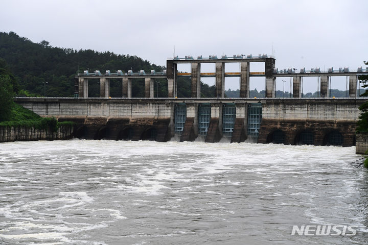 [진주=뉴시스] 정경규  기자 = 19일 경남 진주시  남강댐이 집중호우로 인해 댐 수위가 오르자 수문을 열고 물을 방류하고 있다. (사진=뉴시스=DB).photo@newsis.com