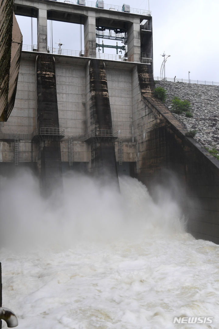 [진주=뉴시스] 차용현 기자 = 29일 오후 경남 진주시 소재 남강댐이 많은 장맛비로 인해 댐 수위가 오르자 수문을 열고 물을 방류하고 있다. 2023.06.29. con@newsis.com