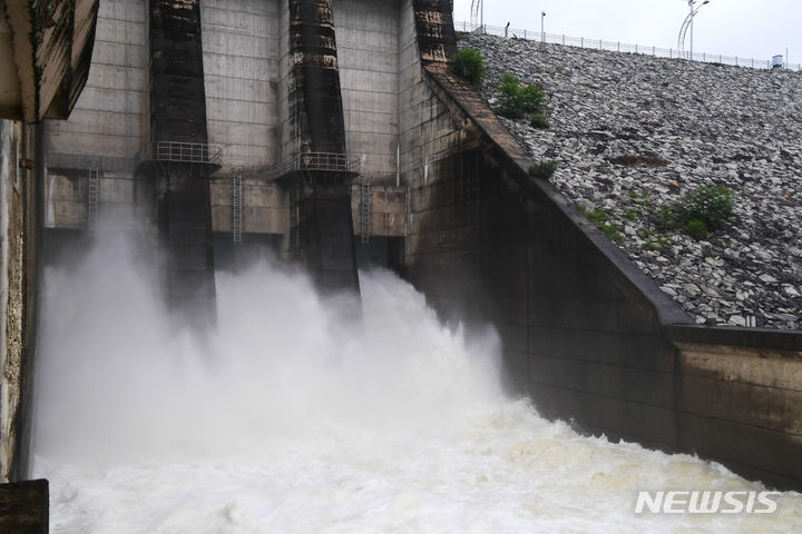 [진주=뉴시스] 한국수자원공사 남강댐 방류(사진=뉴시스 DB).photo@newsis.com