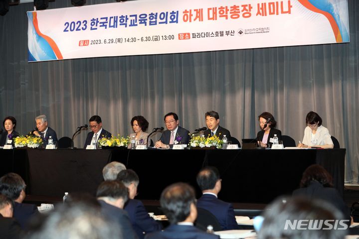 [부산=뉴시스] 하경민 기자 = 이주호 사회부총리 겸 교육부 장관이 지난달 29일 부산 해운대구 파라다이스호텔에서 열린 한국대학교육협의회 정기 하계 총장 세미나에 참석, 총장 대표단의 질문에 답하고 있다. 2023.07.12. yulnetphoto@newsis.com