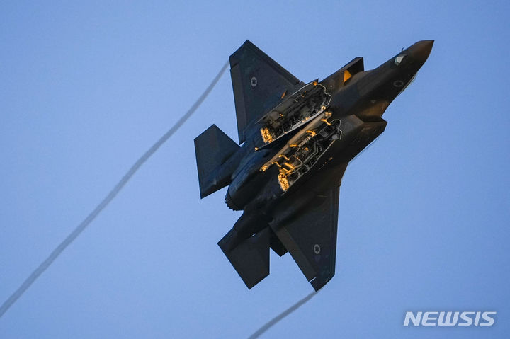 [AP/뉴시스] 이스라엘 공군의&nbsp; F-35 젖투기 한 대가 6월29일 새 조종사들의 졸업을 축하는 비행을 바르세바시 라체림 기지에서 선보이고 있다. 2023. 07. 02.&nbsp;&nbsp;&nbsp;&nbsp;&nbsp; 