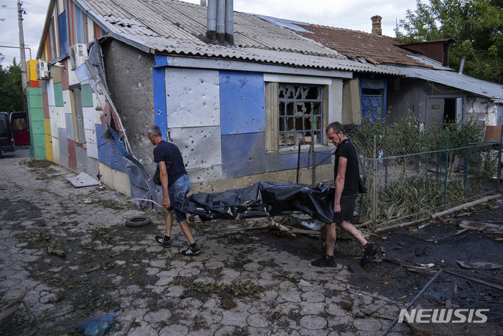 [헤르손=AP/뉴시스]러시아군이 2일(현지시간) 오전 우크라이나 남부 헤르손에 집중 포격을 가했다. 사진은 지난 6월29일(현지시각) 우크라이나 헤르손에서 시 공무원들이 러시아의 폭격으로 숨진 한 여성의 시신을 옮기는 모습. 2023.10.02.