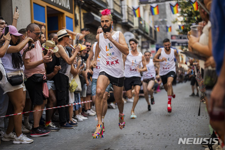 [마드리드=AP/뉴시스] 29일(현지시각) 스페인 마드리드의 '성소수자 주간'(프라이드 주간) 동안 연례 하이힐 경주가 열려 참가자들이 하이힐을 신은 채 달리고 있다. 참가자들은 규정상 최소 15㎝ 굽의 힐을 신어야 한다. 2023.06.30.